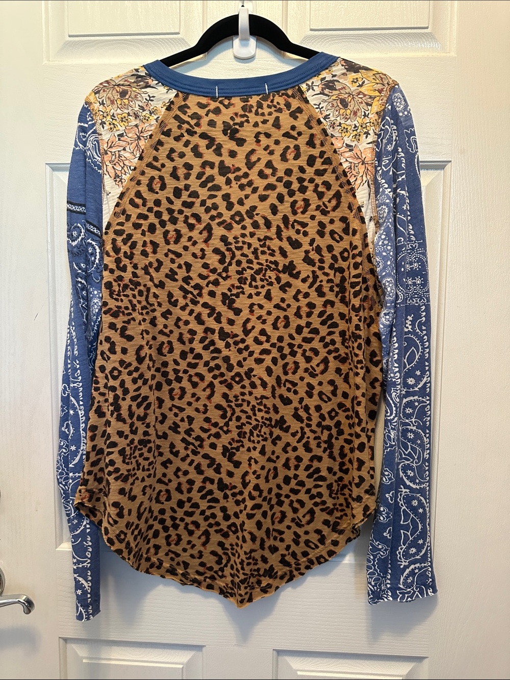 Free People We The Free Print V-Neck Long Sleeve Top - Leopard & Blue Paisley L - Picture 5 of 5